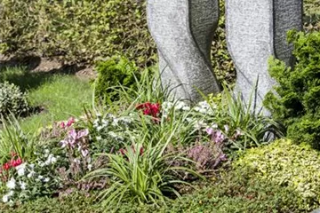 Im Mai bekommt das Grab seine Sommerbepflanzung