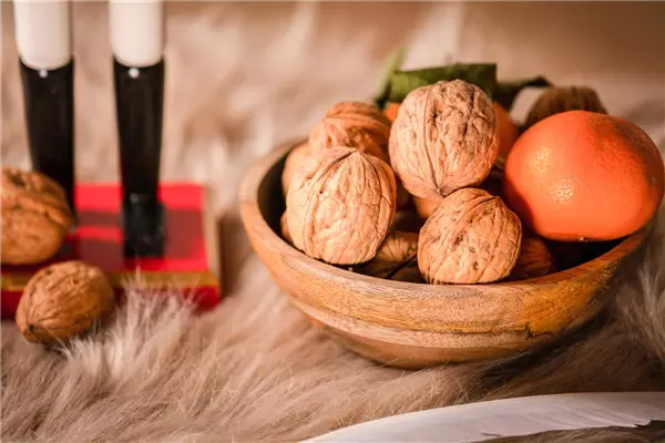 Juglans regia 'Seifersdorfer Runde'    CAC Walnuß