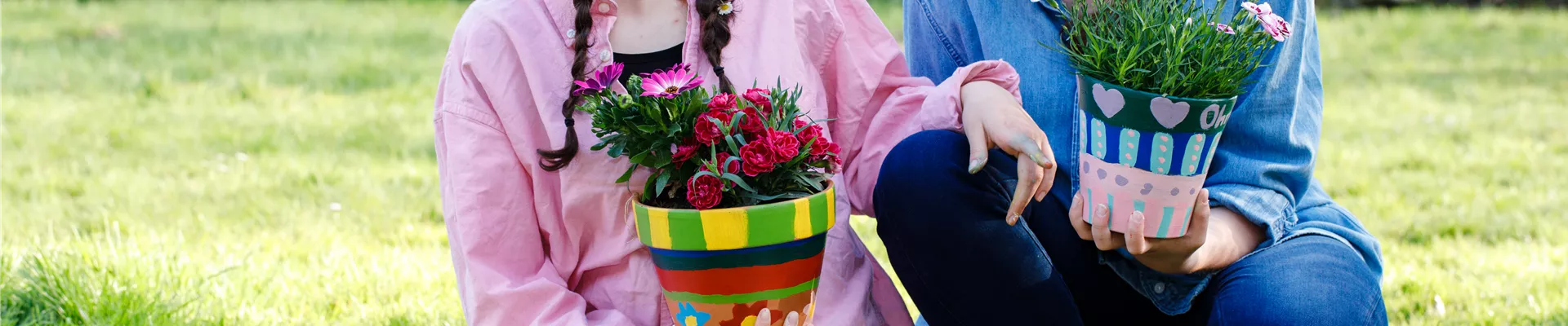 Kinder mit bemaltem Übertopf