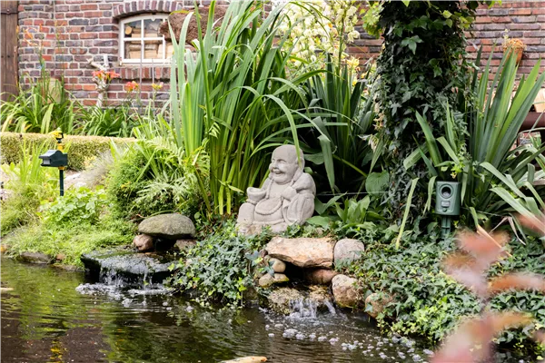 Skulptur am Gartenteich